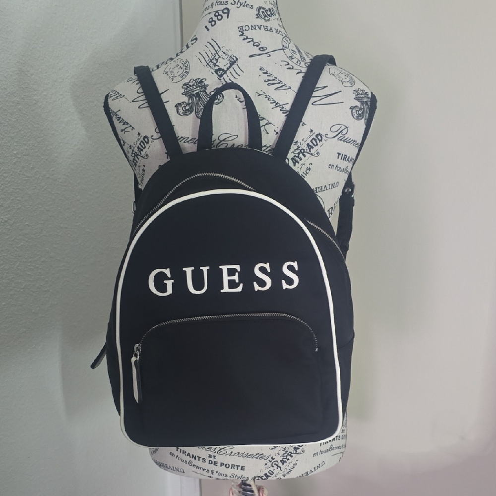 GUESS Nylon Black & White Medium Sized Women's Backpack (EUC)(LIKE NEW)🖤🤍🖤